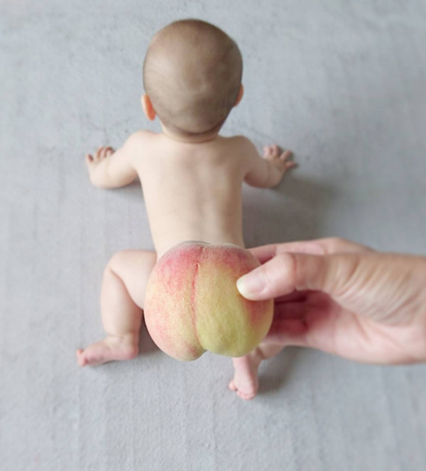 Новый флешмоб: голый младенец + персик =