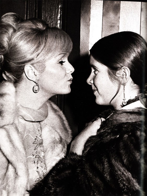 Flashback: Кэрри Фишер с мамой Дебби Рейнолдс, 1972