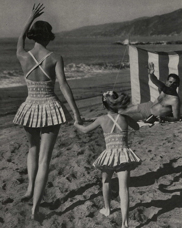 Mood of the day: мама и дочка на пляже, 1959