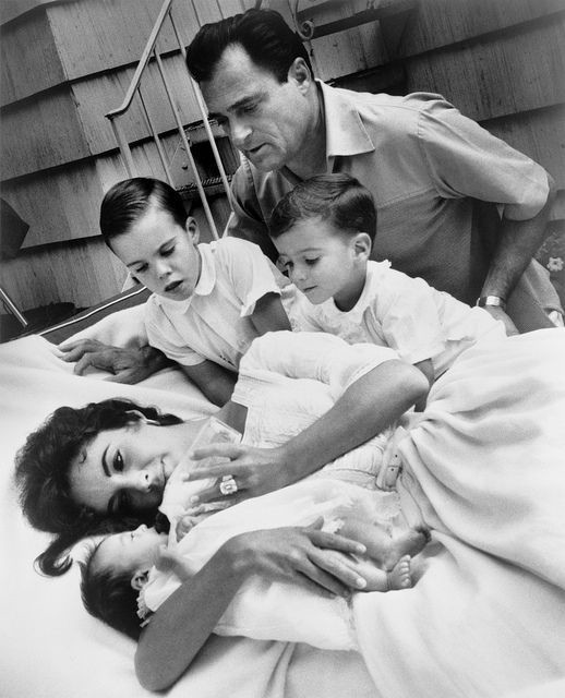Flashback: Элизабет Тейлор с семьей, 1957