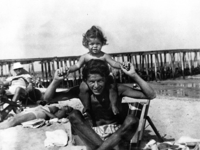 Flashback: Фрэнк Синатра с дочерью Нэнси, 1940-е