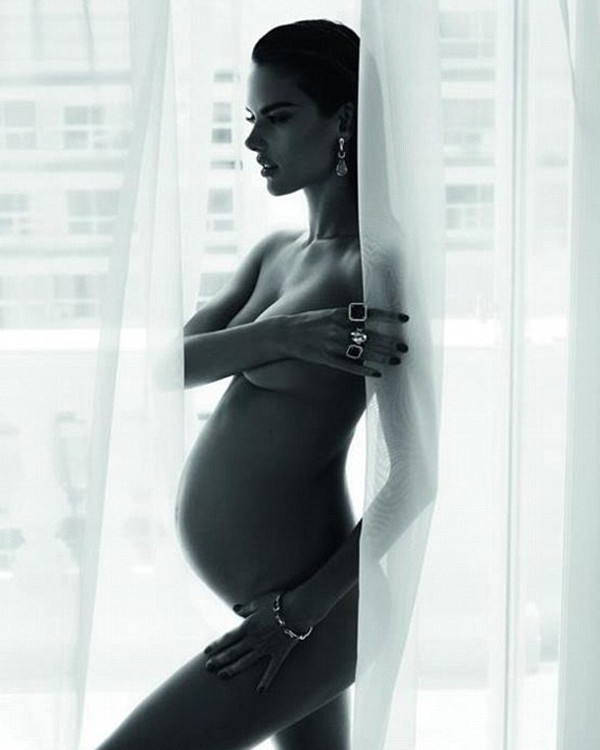 Flashback: беременная Алессандра Амбросио в рекламе ювелирных украшений Vivara, 2012