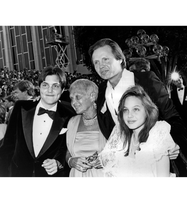 Flashback: Джон Войт с семьей на 58-й церемонии "Оскар", 1986