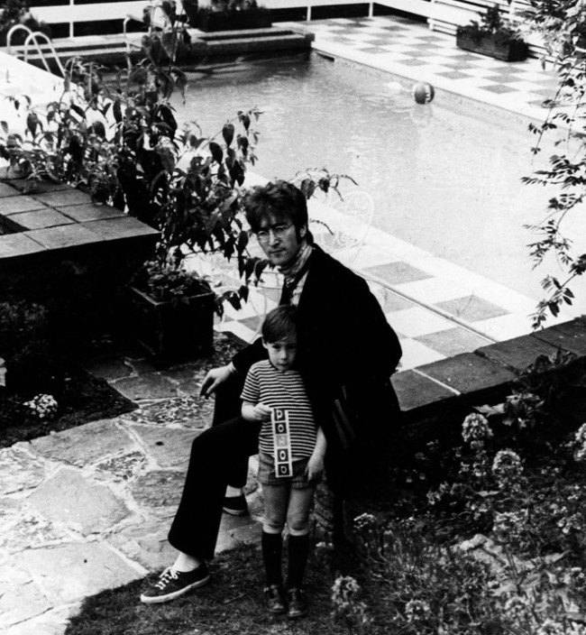 Flashback: Джон Леннон с сыном Джулианом, 1967