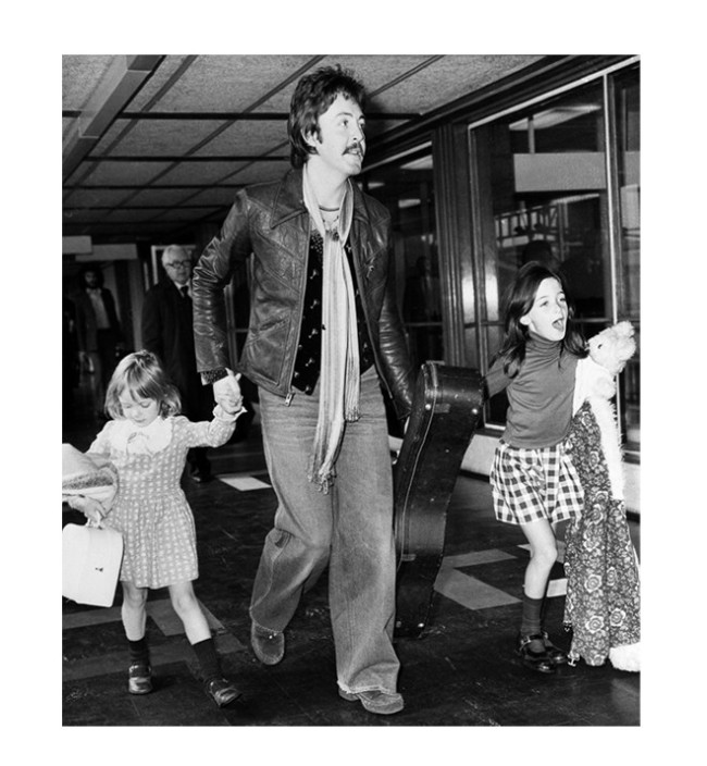 Flashback: Пол Маккартни с дочками Стеллой и Мэри, 1976
