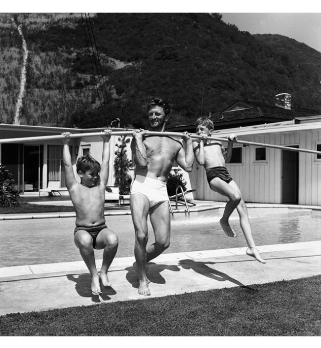 Flashback: Кирк Дуглас с сыновьями, 1955