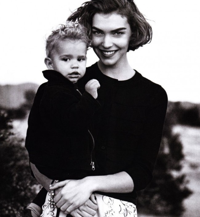 Mood of the day: Аризона Мьюз с сыном Никко для Vogue US