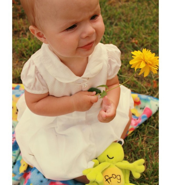 Фото дня: маленькая Оливия на пикнике