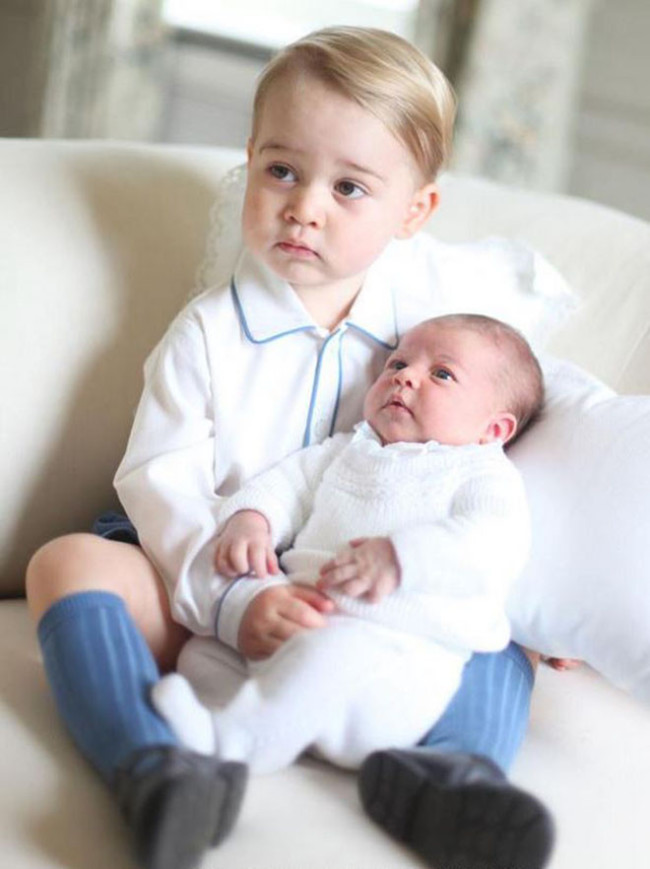 Кенсингтонский дворец опубликовал новые фото принца Джорджа и принцессы Шарлотт
