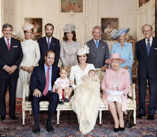 Появились официальные фото английской королевской семьи, сделанные после крестин принцессы Шарлотты Марио Тестино