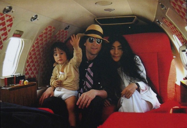 Flashback: Джон Леннон и Йоко Оно с сыном Шоном оправляются в путешествие