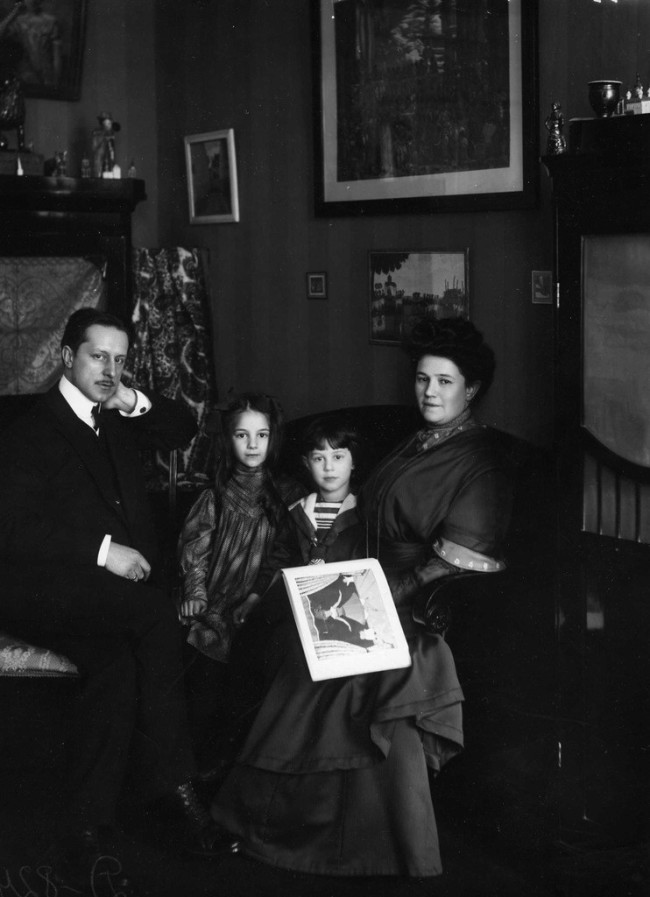 Flashback: семейный портрет художника Добужинского