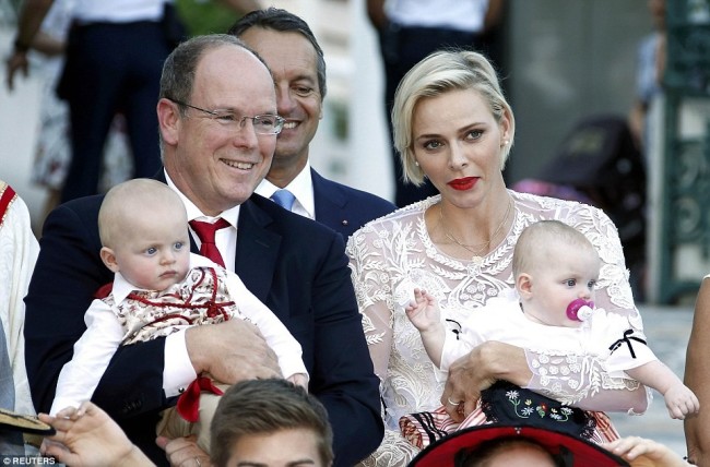 8-месячные принц и принцесса Монако совершили свой первый официальный выход