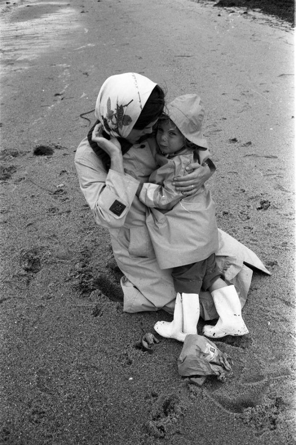 Flashback: Джеки Кеннеди и Кэролайн на пляже, 1960