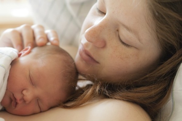 Контакты кожа-к-коже полезны не только для новорожденных, но и для их мам