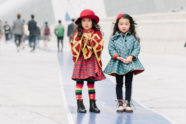 Фото дня: маленькие модницы на Неделе моды в Сеуле