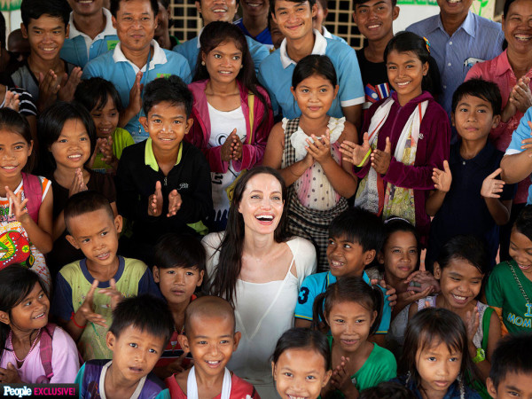 Анджелина Джоли и 250 детей на съемках в Камбодже