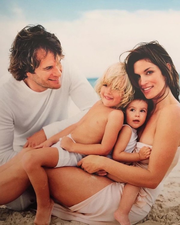 Flashback: Синди Кроуфорд с семьей на пляже