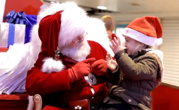 Санта общается с ребенком на языке жестов