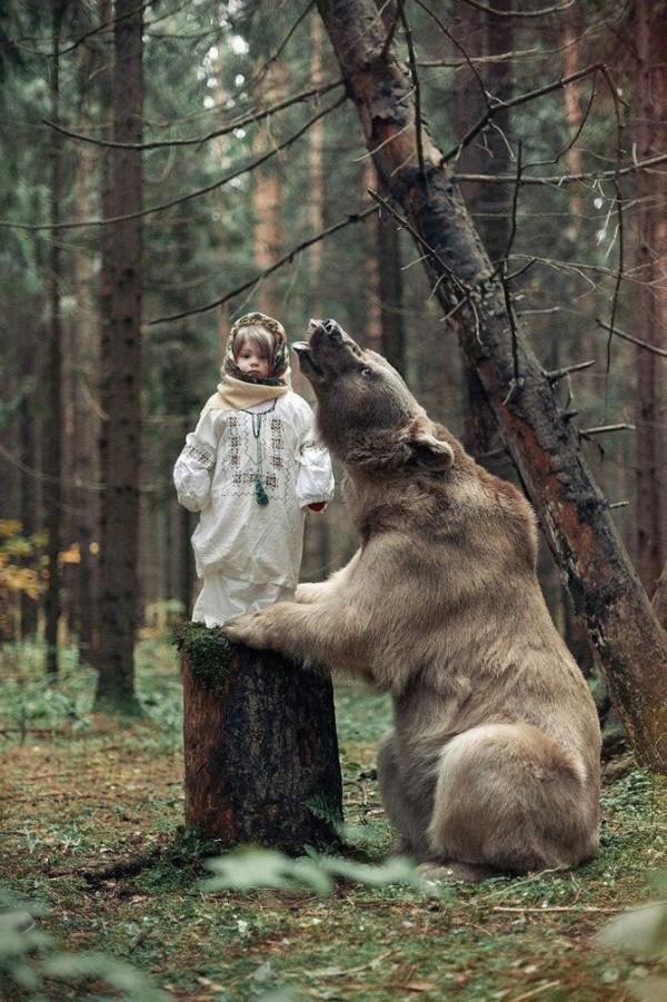 Фото дня: медведь Степан и малышка