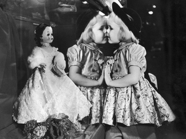 Flashback: девочка и кукла, 1955