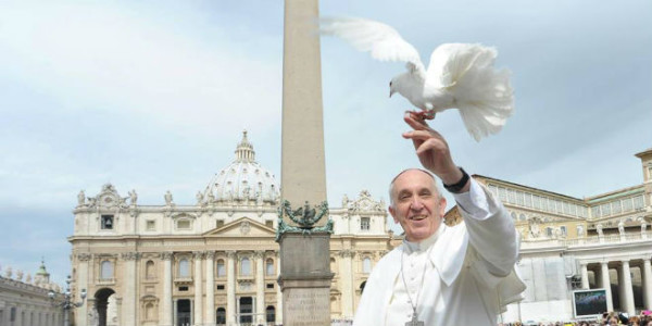 Папа Франциск предоставил жилье бездомной женщине, родившей у ворот Ватикана