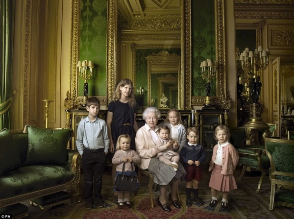 Принц Джордж в кардигане Fina Ejerique на официальном снимке британской королевской семьи