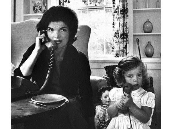 Flashback: Джекки Кеннеди с дочкой Каролиной на проводе