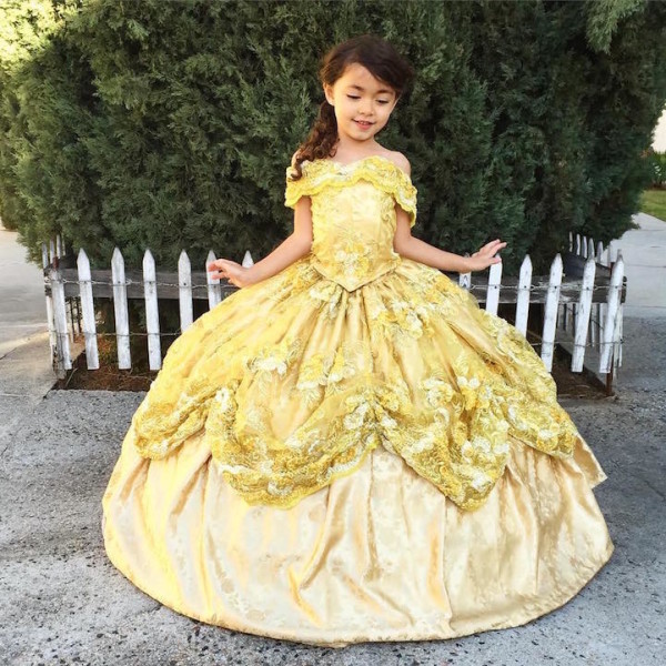 Папа шьет диснеевские платья для шестилетней дочери