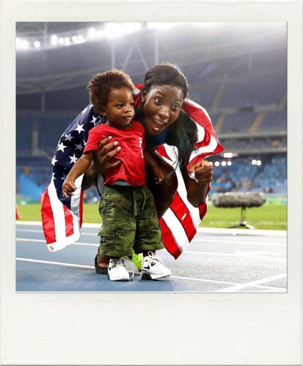 Фото дня: Ниа Али с сыном празднует олимпийское серебро