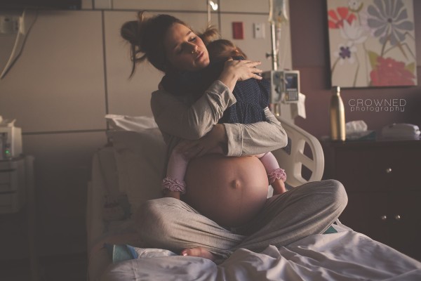 История одного снимка: беременная мама обнимает младшую дочку, которая больше не будет младшей
