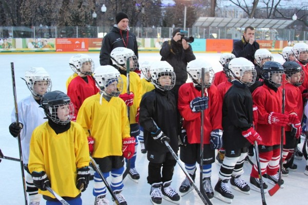Компания Bauer и Парк Горького начали набор в бесплатную детскую школу хоккея