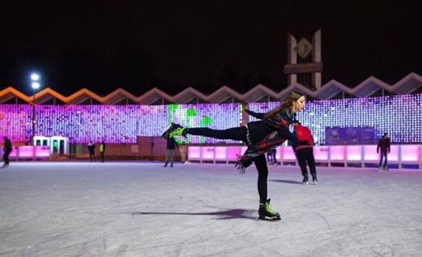 На Фестивальной площади парка «Сокольники» открылся каток «Лёд»