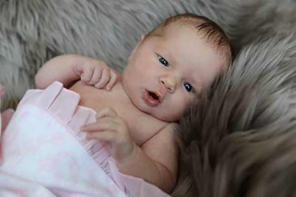 «Удочерение снежинки»: новорожденная девочка провела 17 лет замороженным эмбрионом