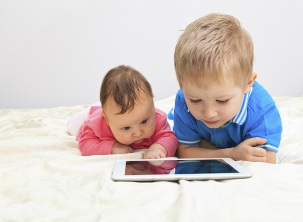 Рекомендации ученых: маленьких детей все-таки лучше отлучить от планшета