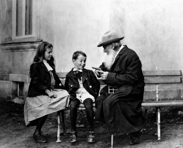 Flashback: Л. Н. Толстой рассказывает внукам сказку об огурце
