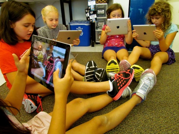 Ученые доказали: телефоны и планшеты на уроках не помеха