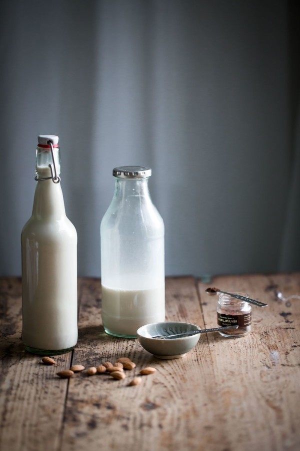 Крепкий орешек: 4 причины начать пить миндальное молоко и 4 причины этого не делать