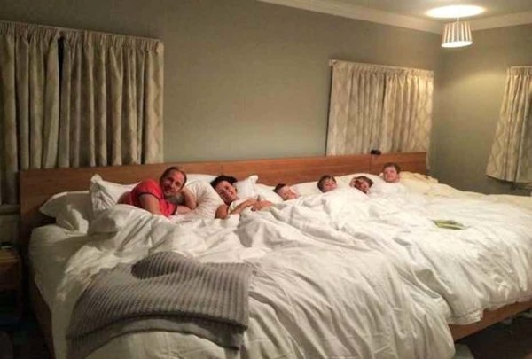 Совместный сон на шестерых: как у семьи из Белфаста появилась 5,5-метровая кровать