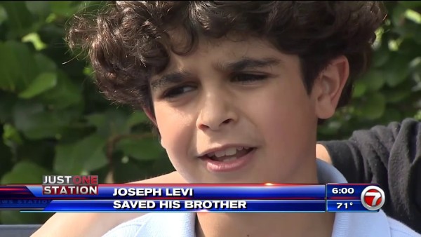 Старший брат спасает малыша от падения: видео