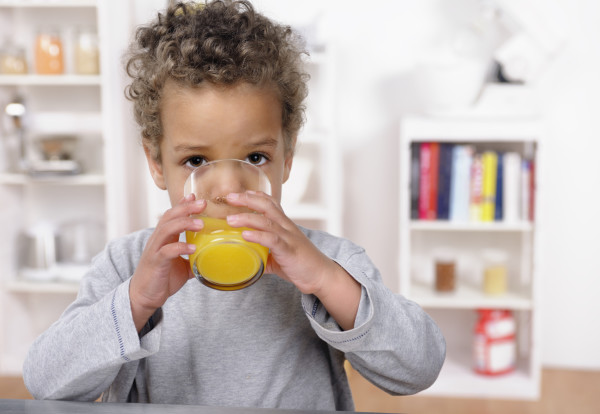 Новые рекомендации педиатров: детям до года не следует давать фруктовый сок