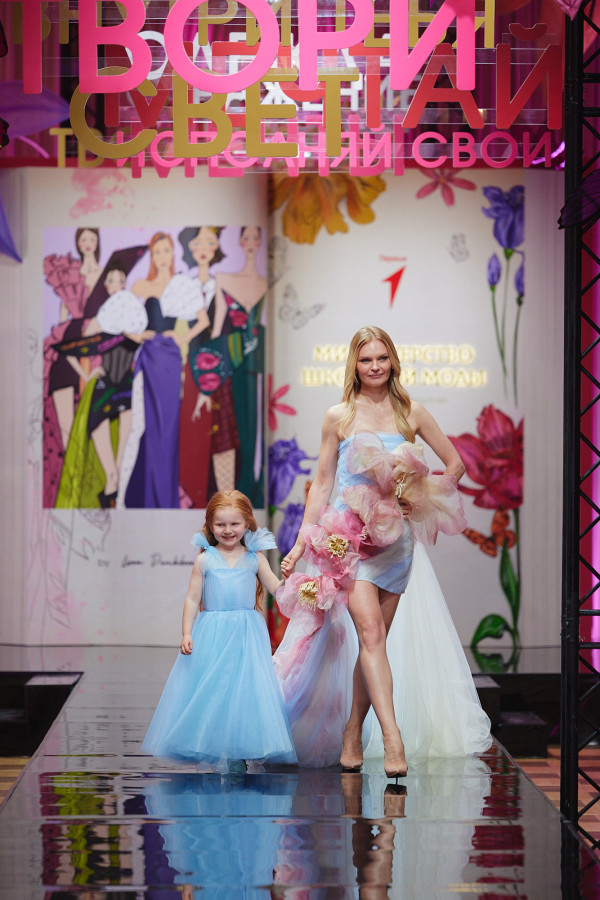 Модель Елена Кулецкая впервые появилась на показе со своей дочкой