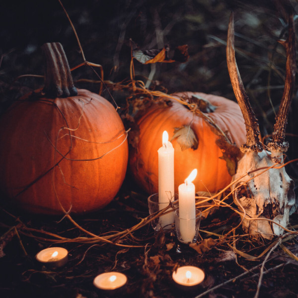 Кино и свечи: как создать идеальную атмосферу Хэллоуина