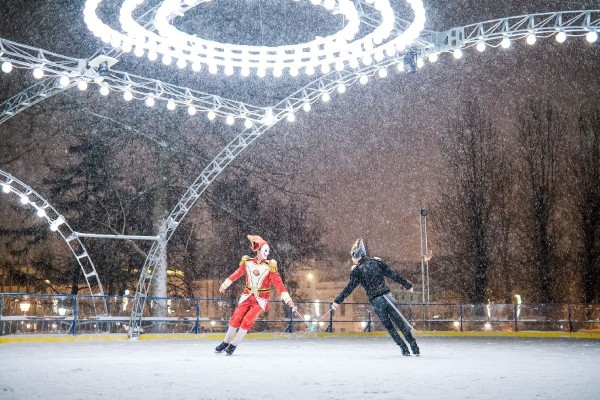 Куда идти за новогодним настроением и подарками ― события Москвы в декабре
